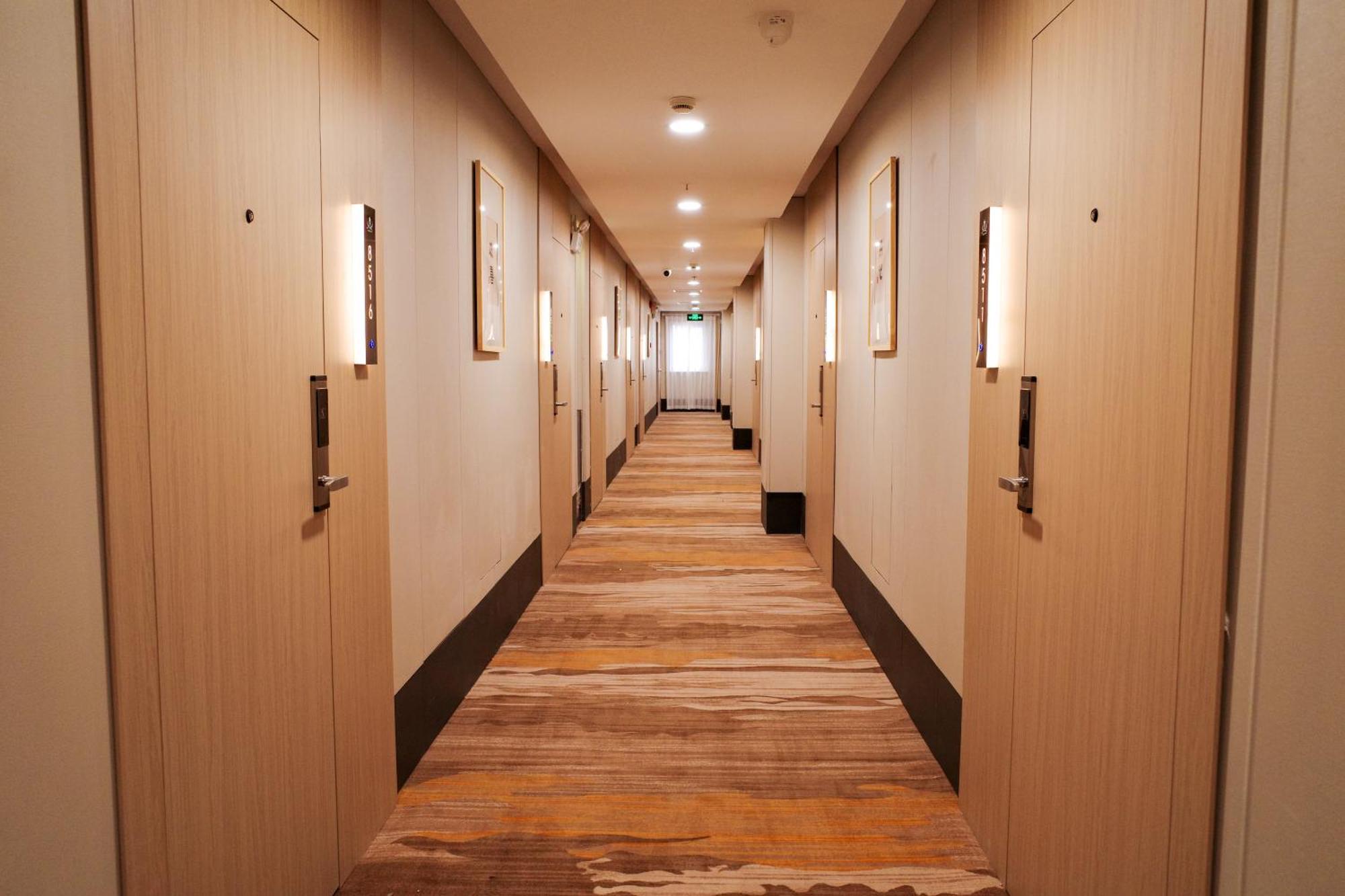 Отель Joyful Star Hotel-free Shuttle Bus To Pudong Airport And Disneyland 3*