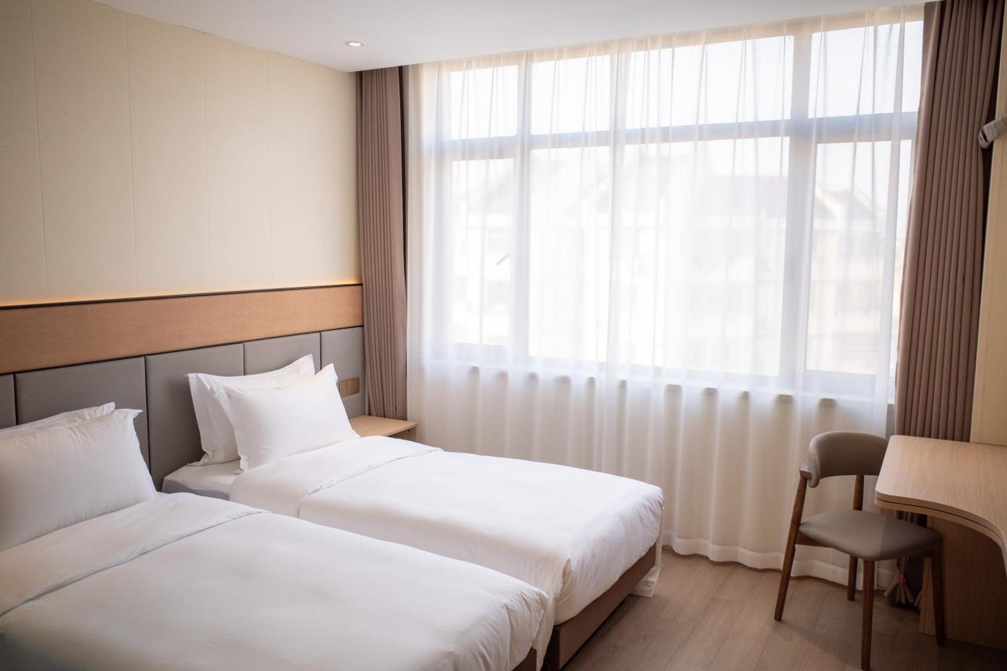 Отель Joyful Star Hotel-free Shuttle Bus To Pudong Airport And Disneyland