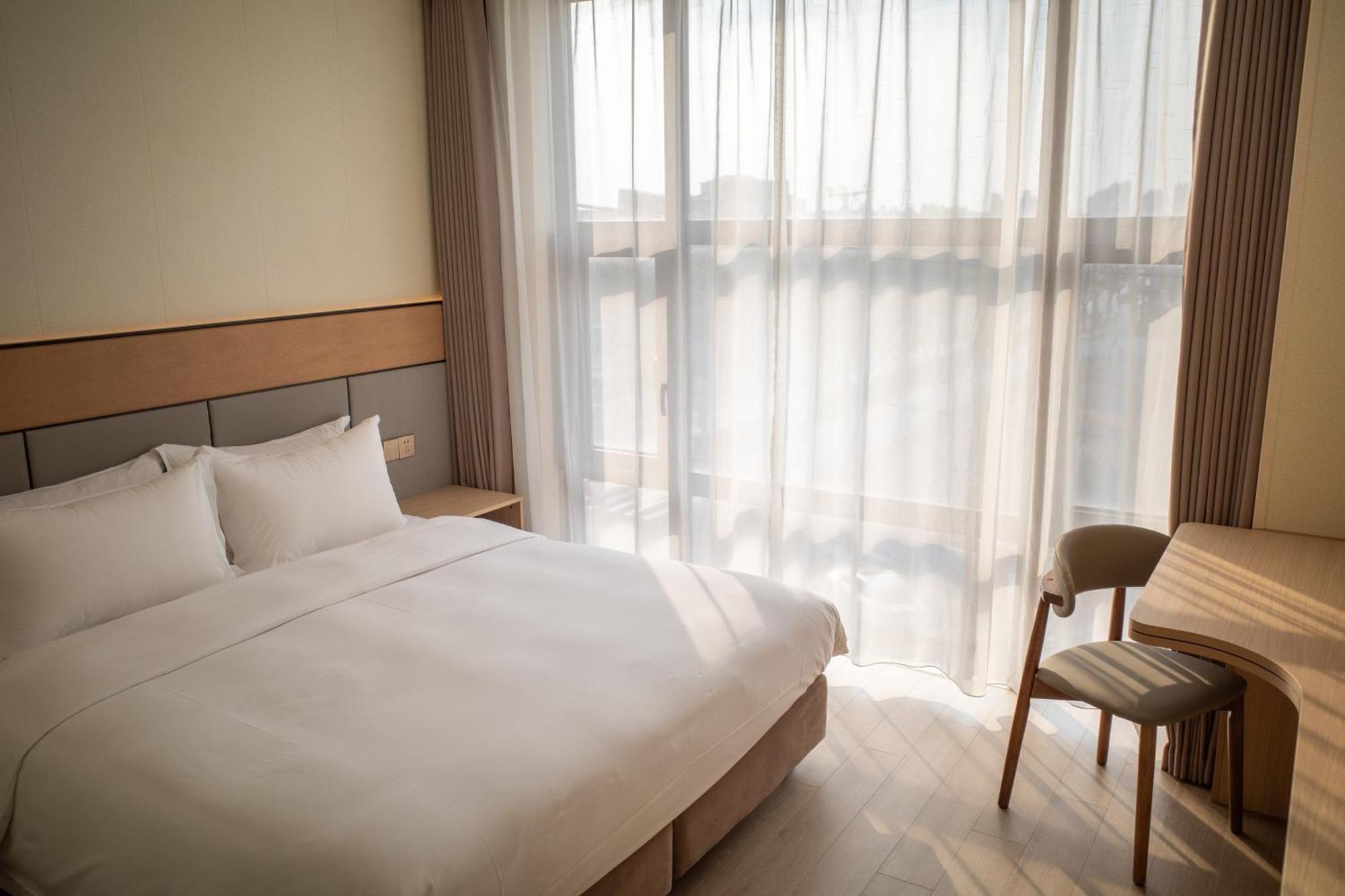 Joyful Star Hotel-free Shuttle Bus To Pudong Airport And Disneyland 3*